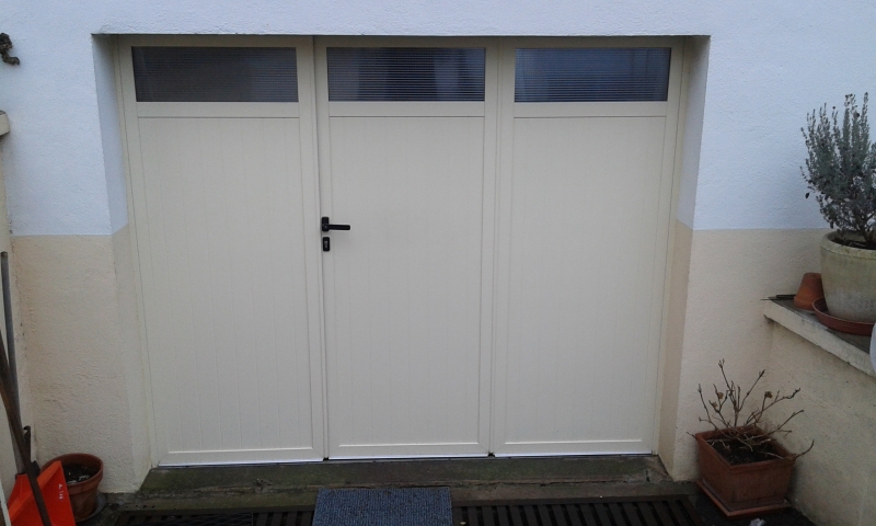 porte de garage battante avec hublot