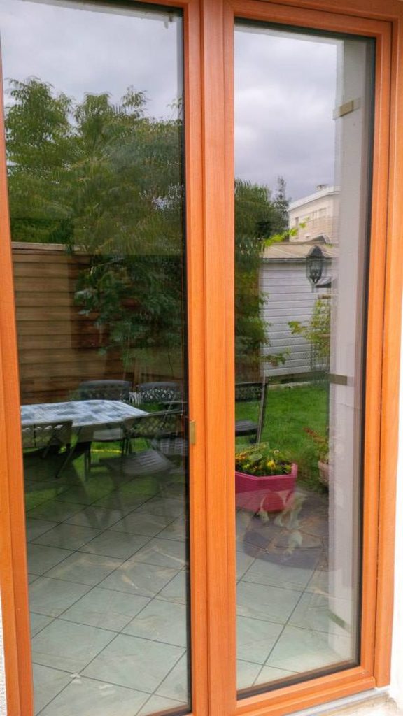 baie vitree coulissante PVC ton bois chene dore jardin