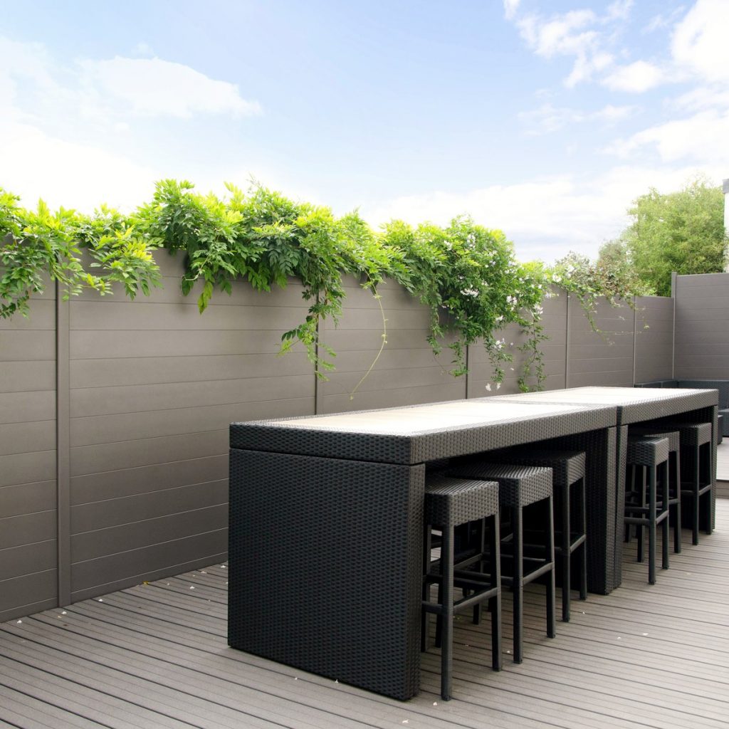 Clôture aluminium contemporaine noir sablé - délimitation jardin résidence moderne