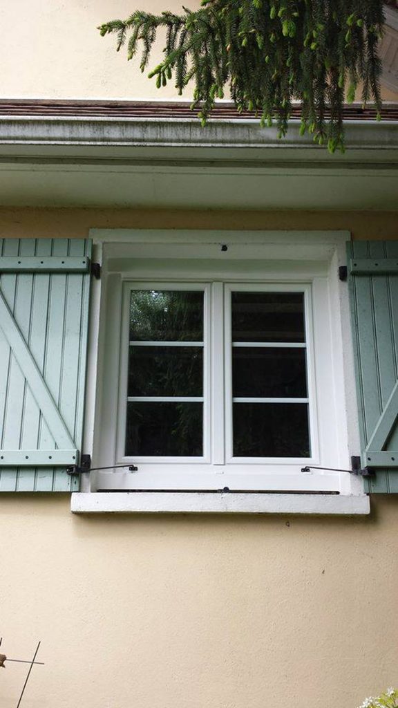 fenetre PVC blanche volets battants bois renovation Ile-de-France