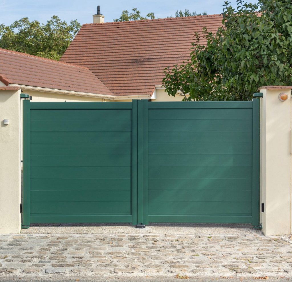 Installation portail et clôture aluminium à Savigny-le-Temple Seine-et-Marne - chantier réel 100% Pose