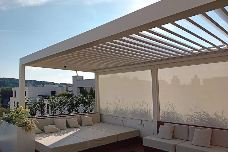 Pergola bioclimatique adossee maison pose sur mesure Essonne
