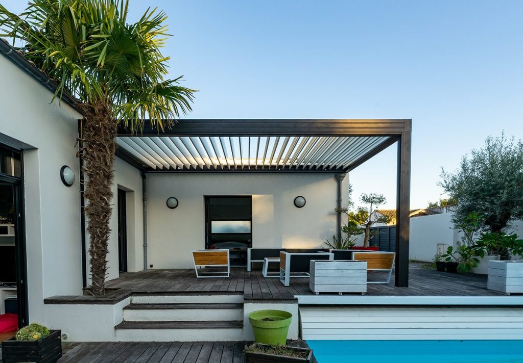 Pergola bioclimatique aluminium terrasse pose sur mesure region parisienne