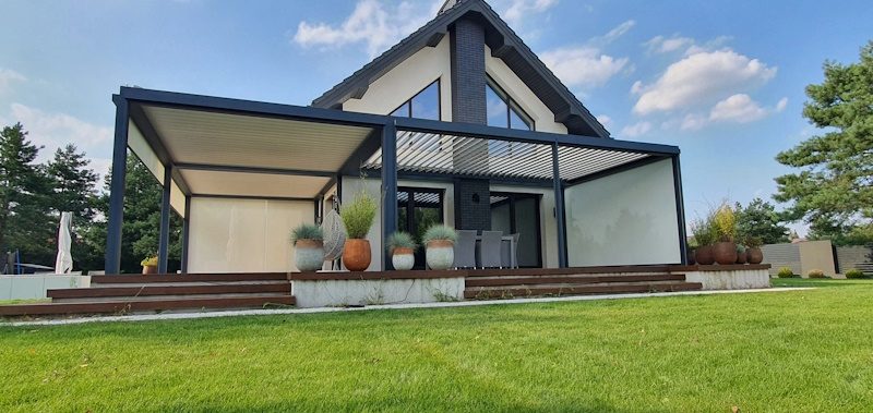Pergola bioclimatique lames aluminium pose sur mesure Seine-et-Marne