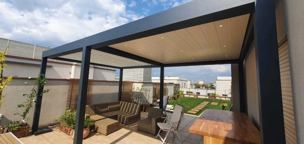 Pergola bioclimatique lames orientables pose sur mesure Ile-de-France