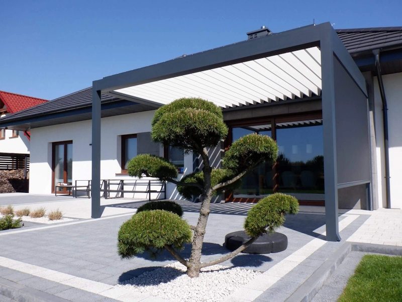 Pergola bioclimatique terrasse jardin pose sur mesure Yvelines