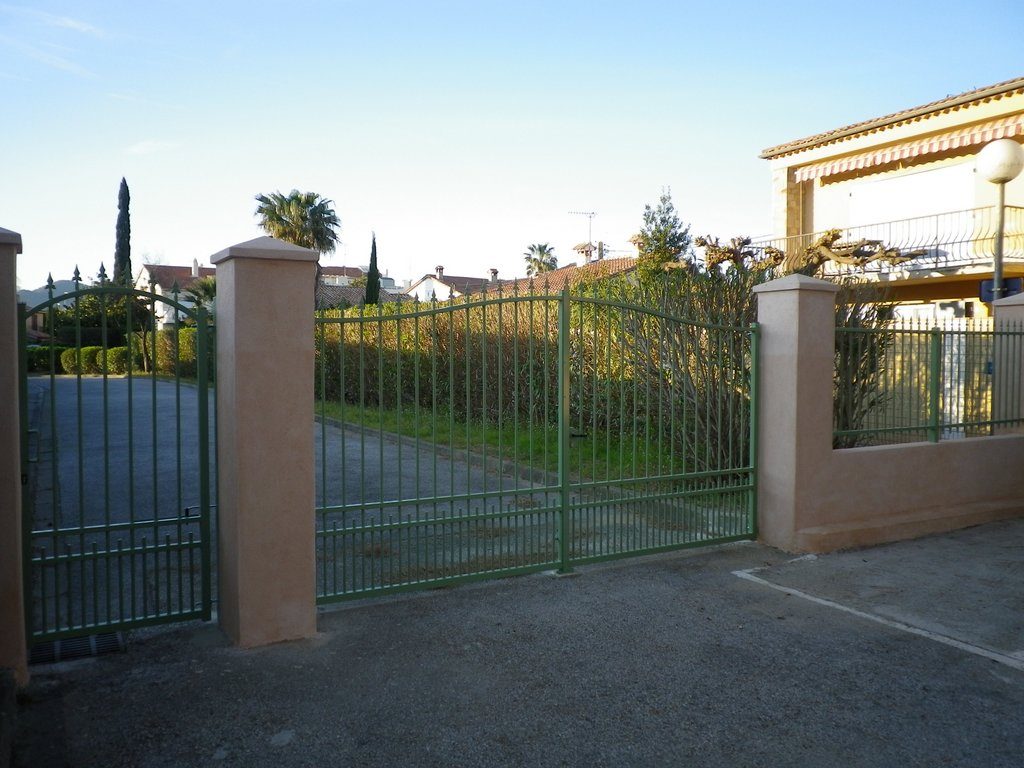 Portail acier battant noir forge pose pavillon ile de france