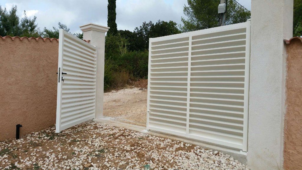 Portail acier battant noir pose sur mesure ile de france