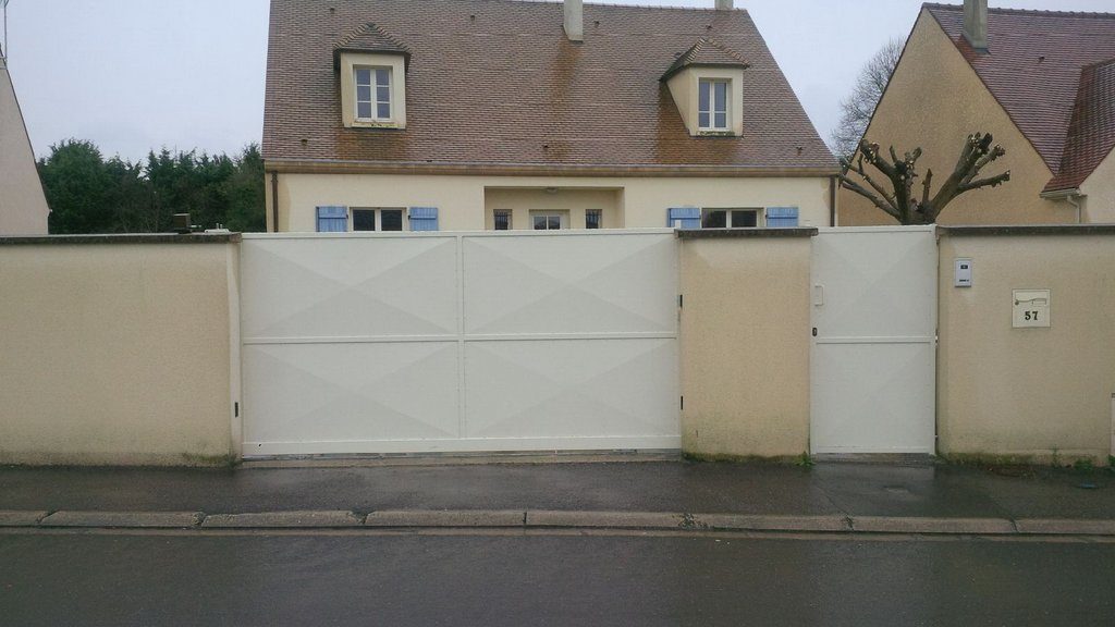 Portail acier battant pose chantier Seine-et-Marne