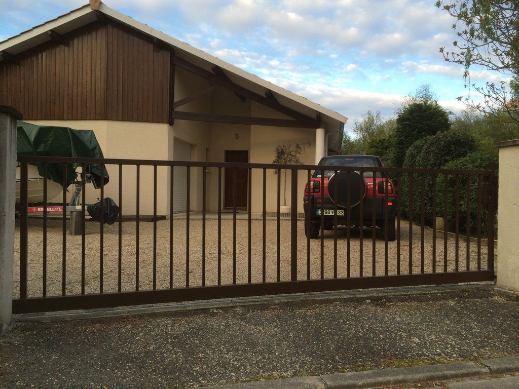Portail acier coulissant a29 ligne simple pose sur mesure