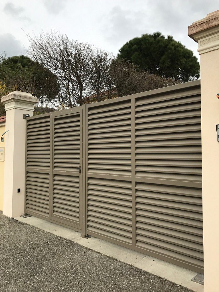 Portail acier coulissant noir pose maison contemporaine