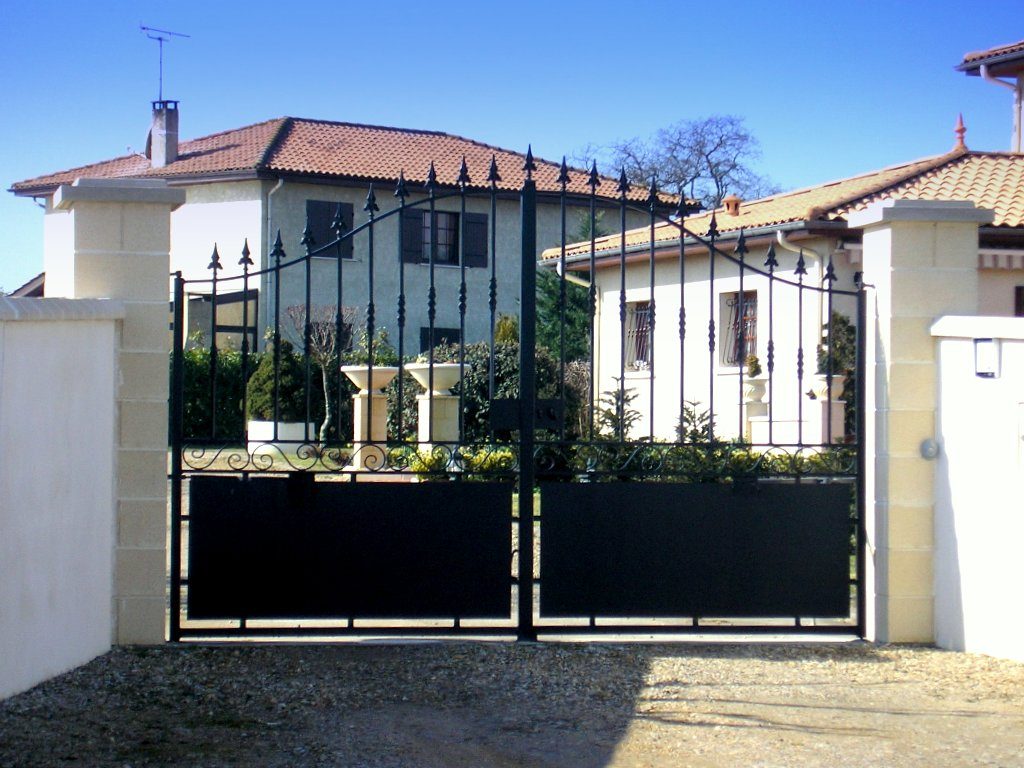 Portail acier semi-plein volutes pose sur mesure