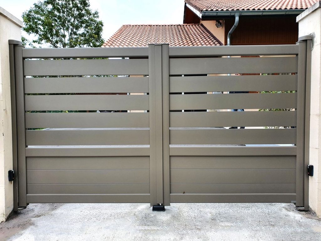 Portail battant aluminium gris quartz élégant - résidence Île-de-France pose sur mesure