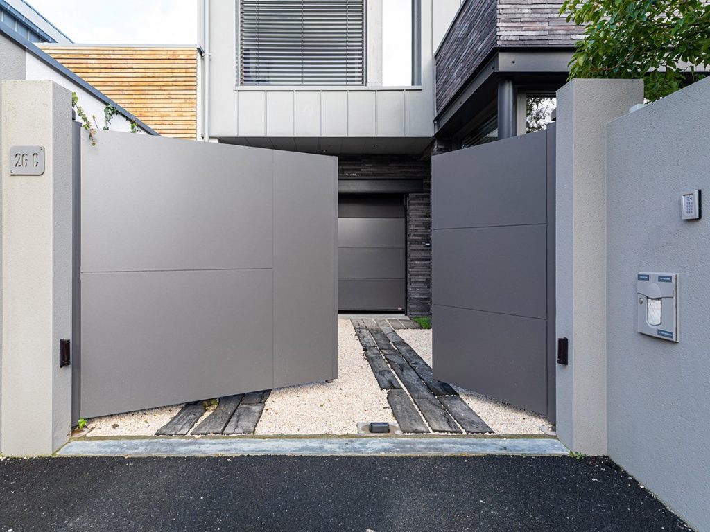 Portail battant aluminium plein style architecte avec motorisation Somfy - entrée résidence contemporaine