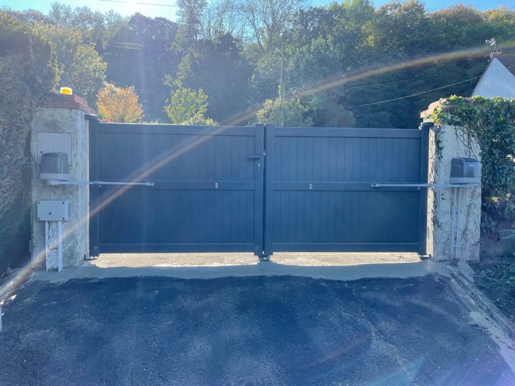 portail-battant-aluminium-gris-anthracite-motorise-pose-maison