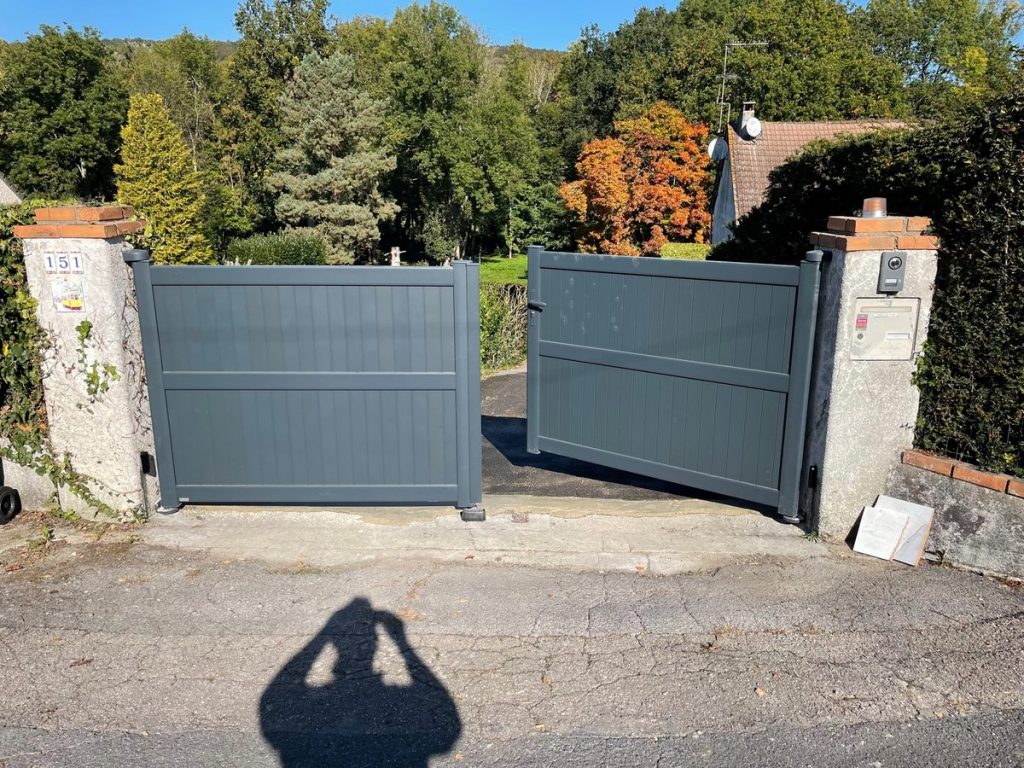 portail-battant-aluminium-gris-plein-motorise-pose-region-parisienne