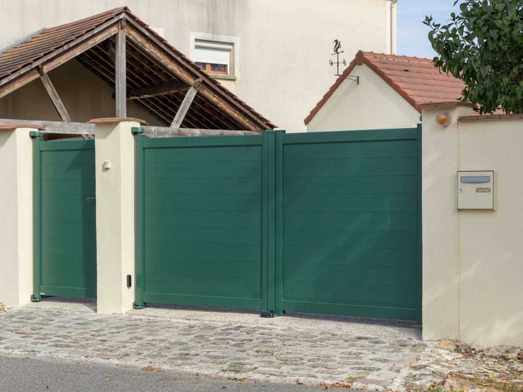 Portail coulissant aluminium noir design architecte avec portillon