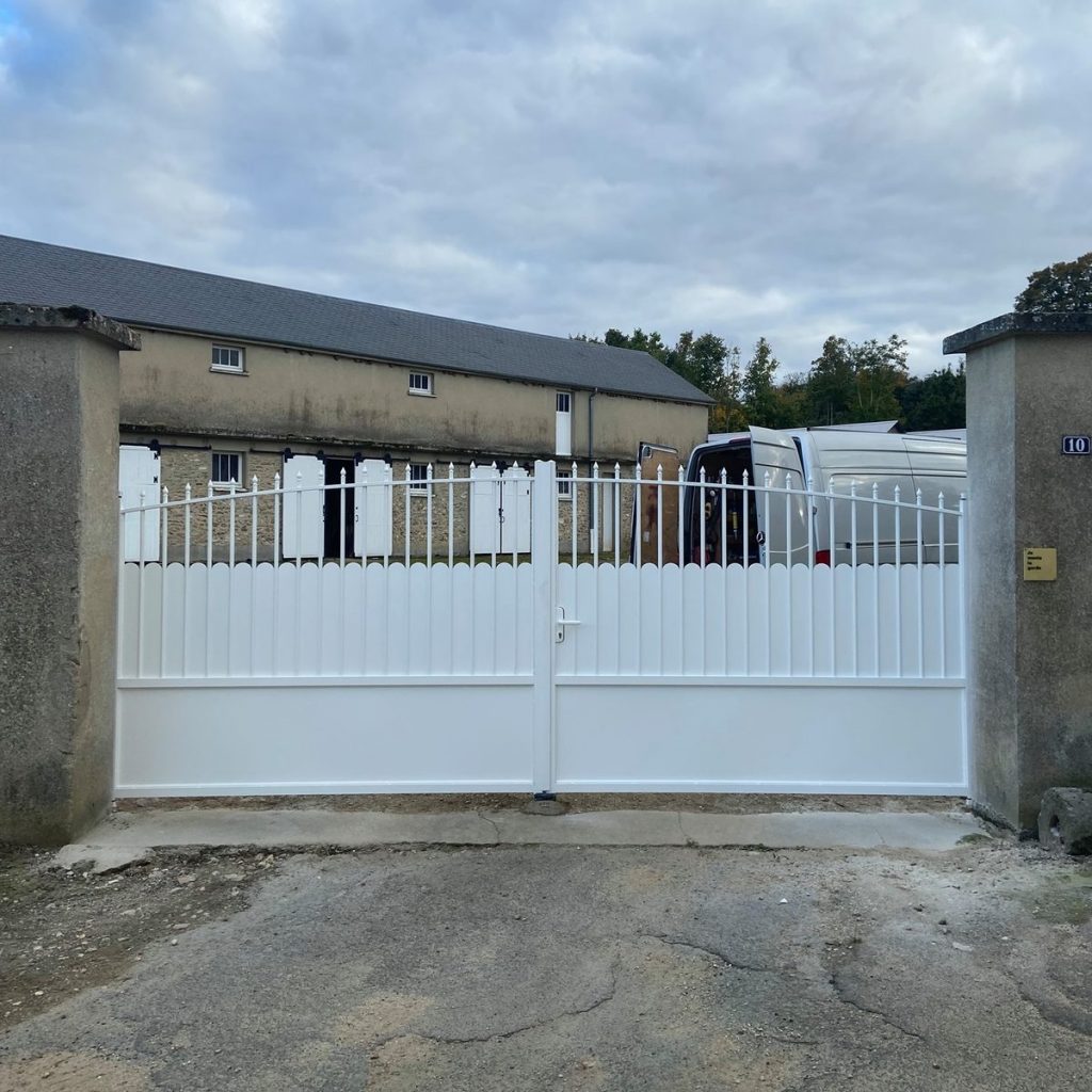 portail-battant-pvc-blanc-barreaudage-tradition-pose-sur-mesure