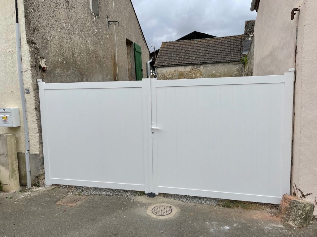portail-battant-pvc-blanc-plein-pose-maison-ile-de-france