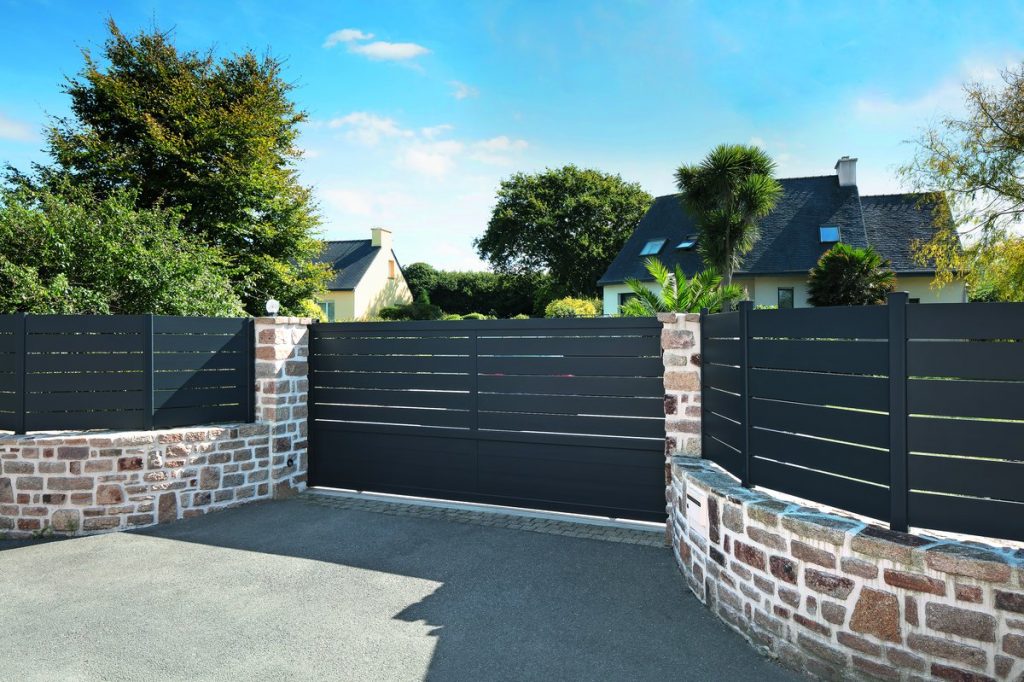 Portail coulissant aluminium gris anthracite avec clôture assortie - installation sur mesure en Île-de-France