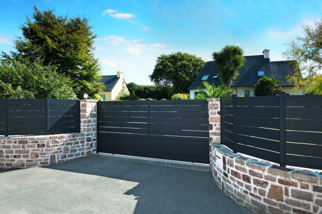 Portail coulissant aluminium persienne gris anthracite cloture assortie
