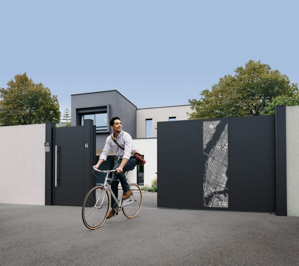 Portail coulissant aluminium plein design contemporain gris anthracite