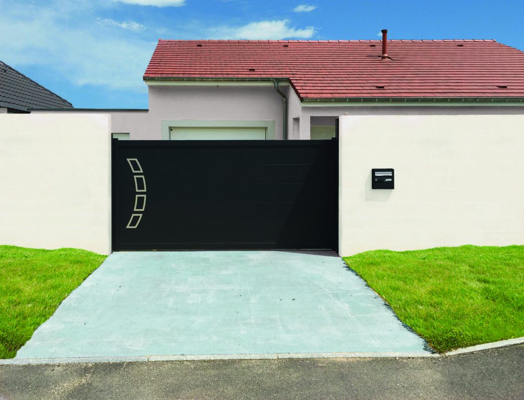 Cloture aluminium gris beige muret pierre maison traditionnelle