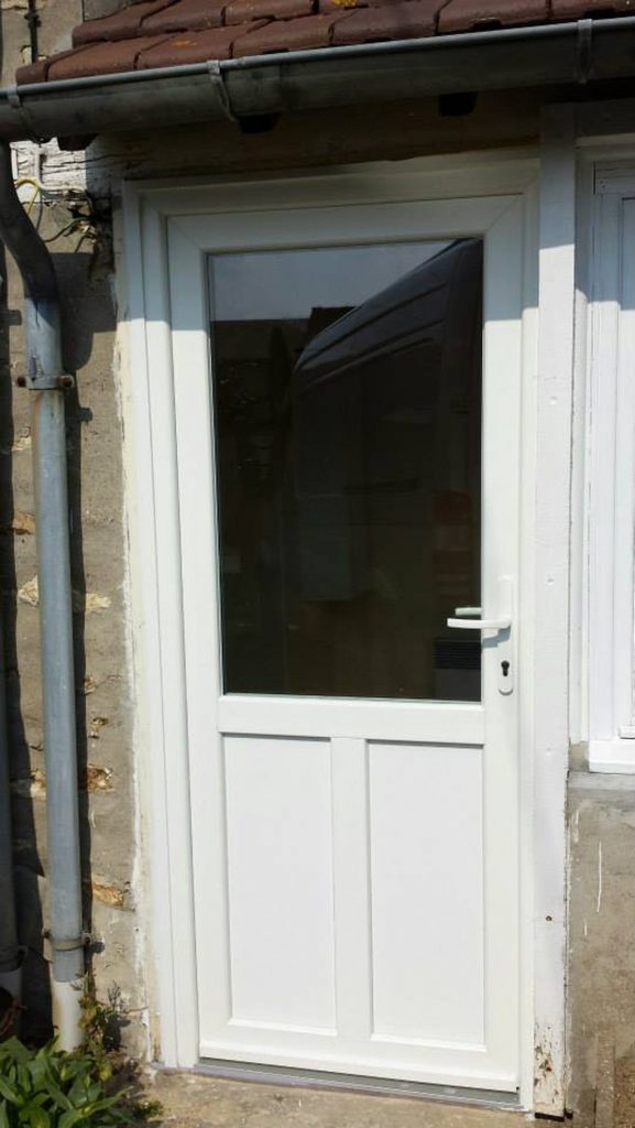 porte entree PVC blanche vitree pose renovation maison