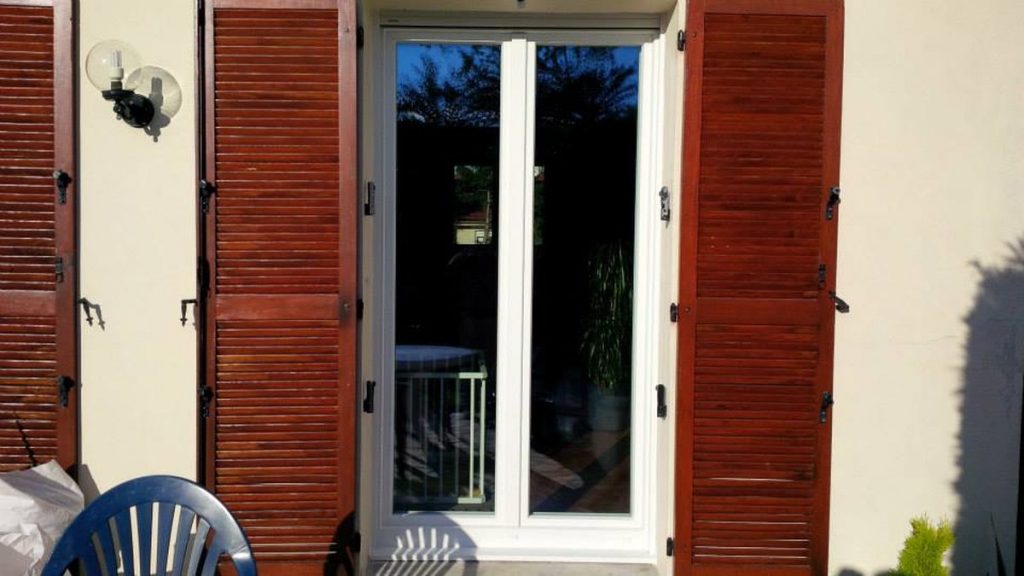 porte fenetre PVC blanche volets persienne bois pose maison
