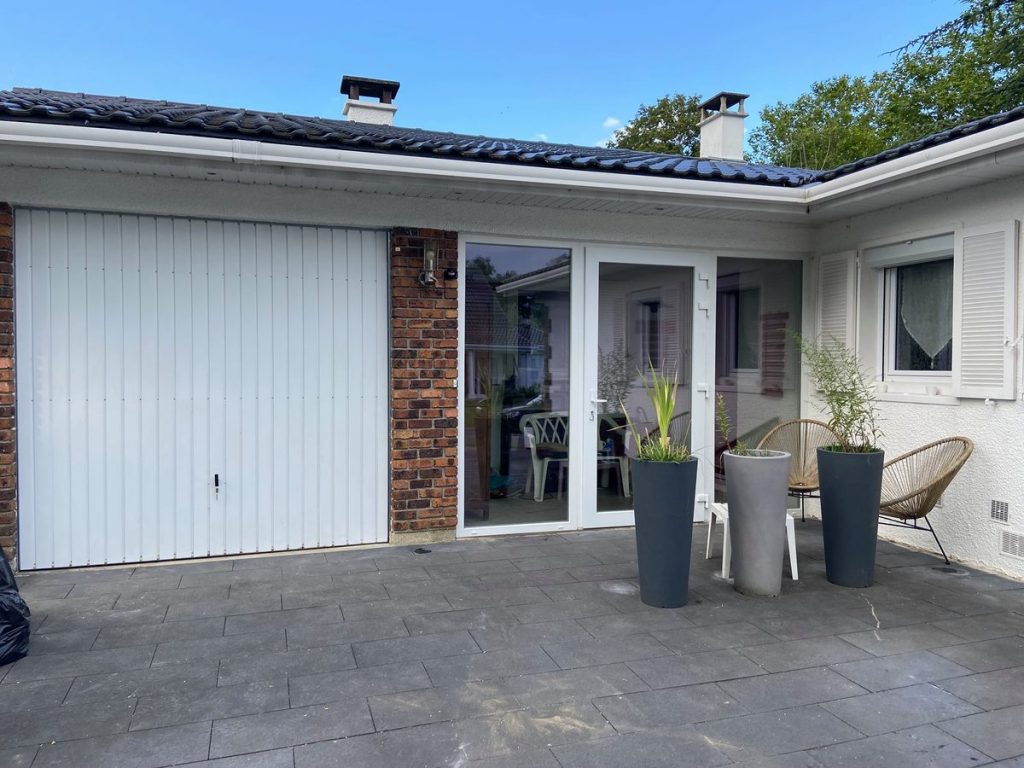 porte-garage-basculante-blanche-baie-vitree-maison-moderne-pose
