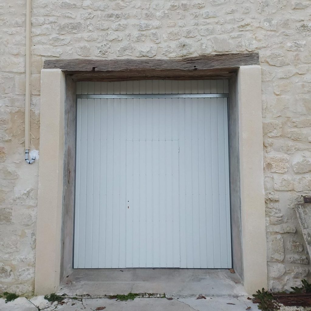 porte-garage-basculante-blanche-linteau-bois-maison-pierre-pose
