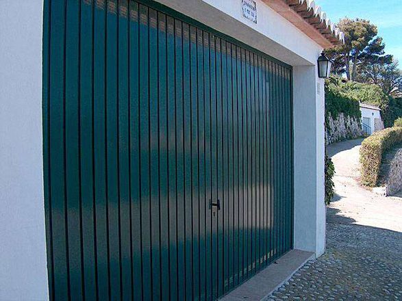Porte garage basculante blanche pose facade enduit ile de france