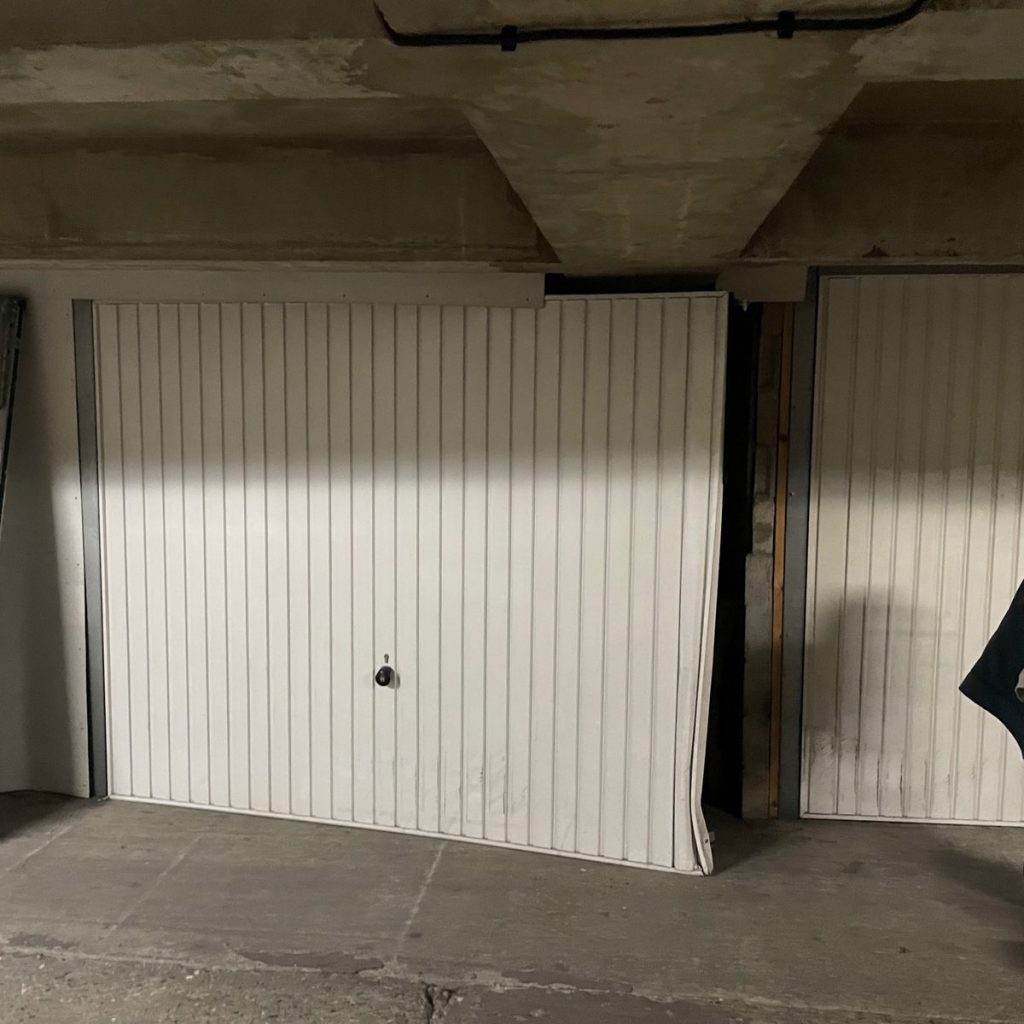 porte-garage-basculante-blanche-pose-parking-sous-sol