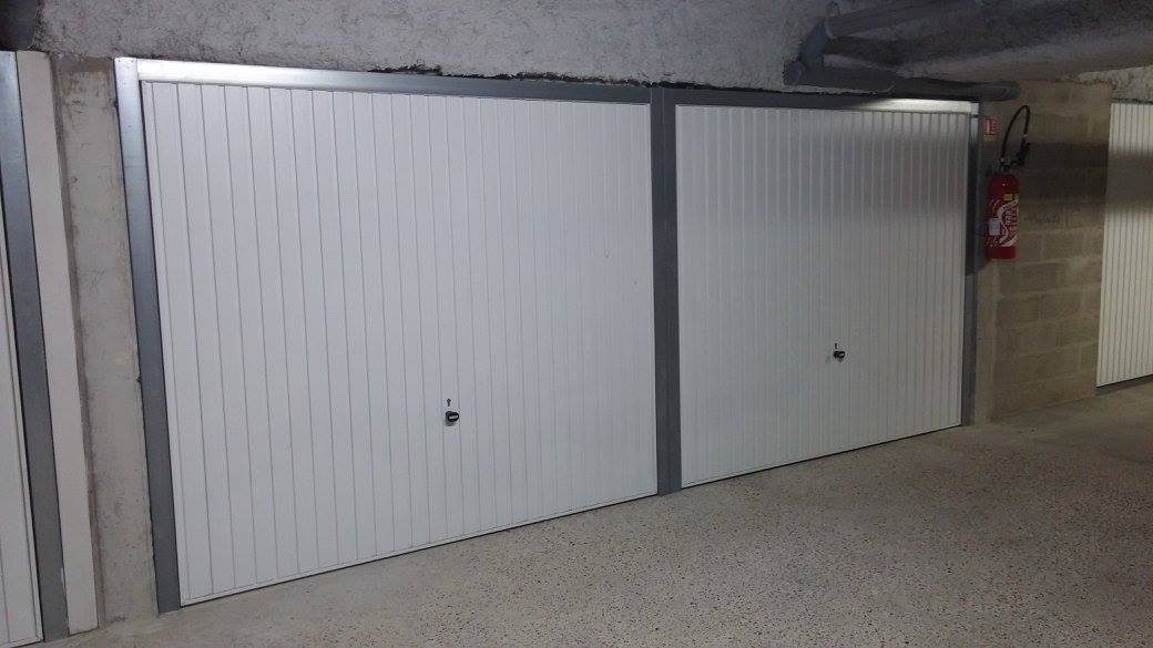 Porte garage basculante blanche pose pavillon ile de france