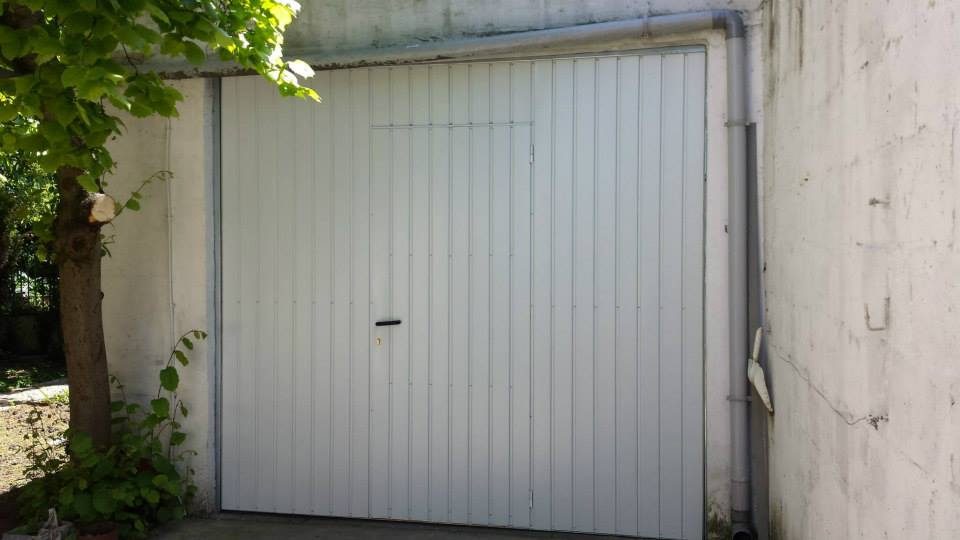 Porte garage basculante blanche pose renovation seine et marne