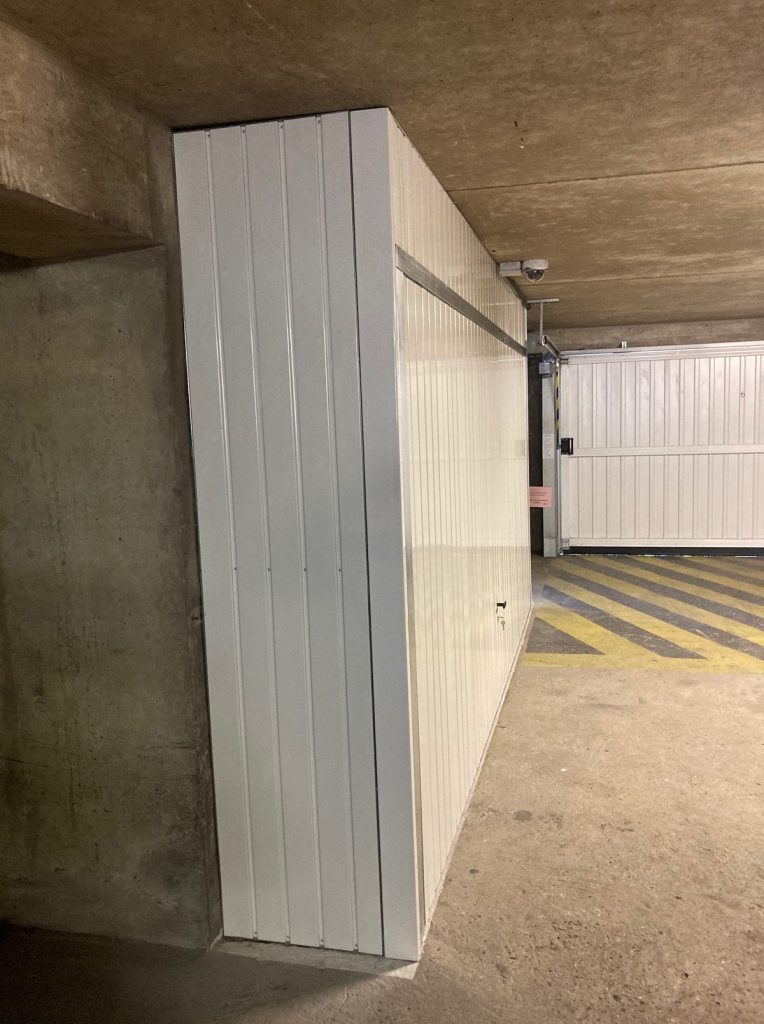 porte-garage-basculante-grise-parking-souterrain-pose-copropriete
