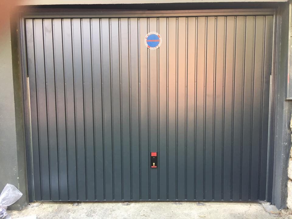 Porte garage basculante motorisee pose maison region parisienne