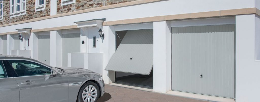 Porte de garage basculante sur mesure - installation professionnelle