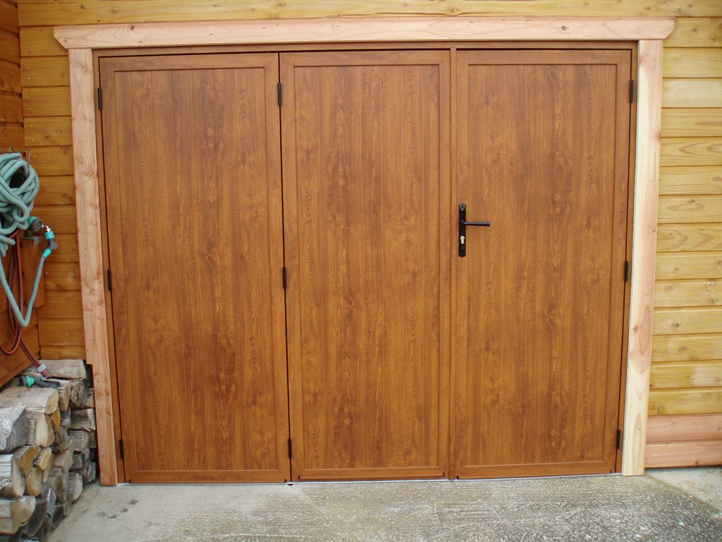 Porte garage battante aluminium chene dore chalet bois pose 01