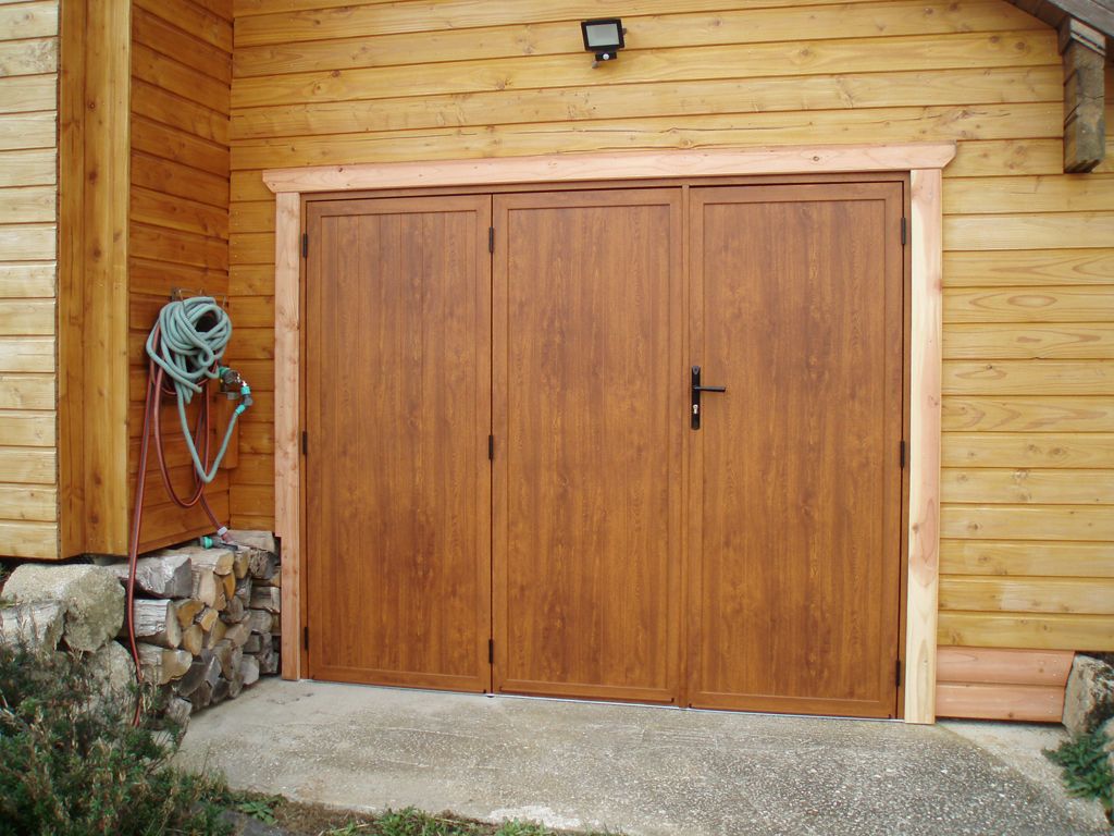 Porte garage battante aluminium chene dore chalet bois pose 02