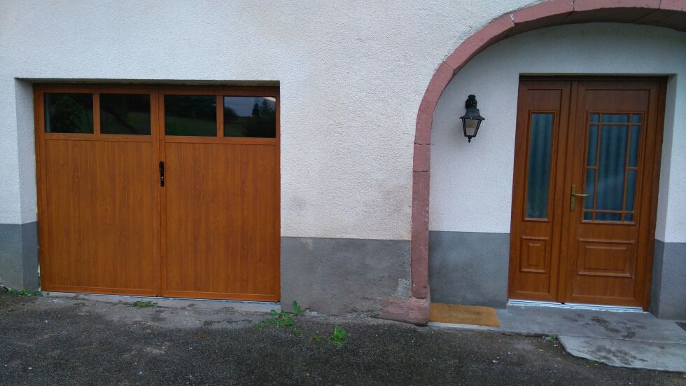 Porte garage battante aluminium chene dore porte entree assortie pose