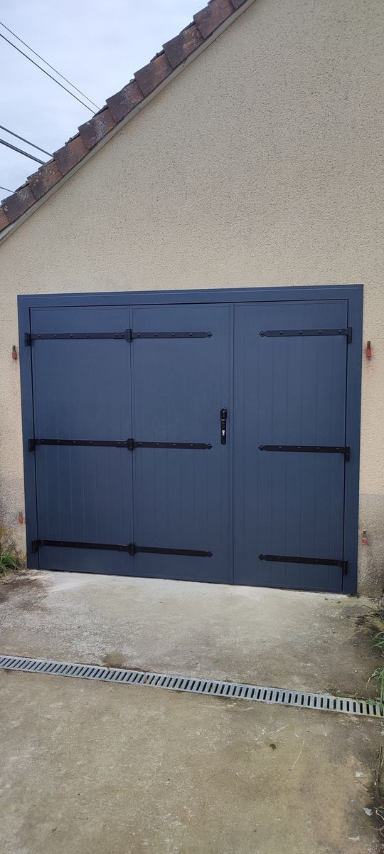 Porte garage battante aluminium gris anthracite pose 01