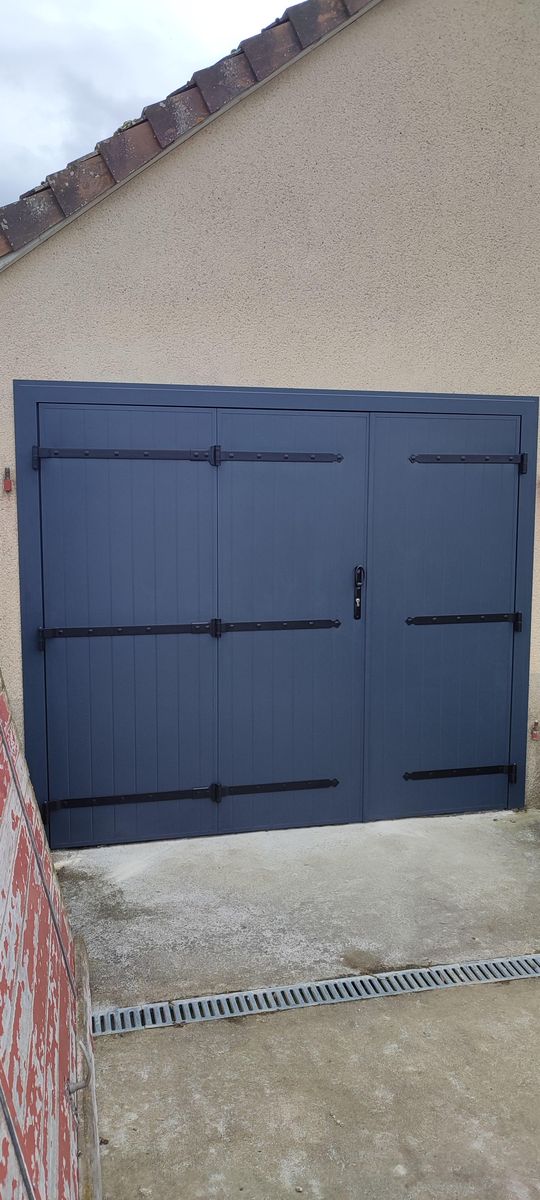 Porte garage battante aluminium gris anthracite pose 02