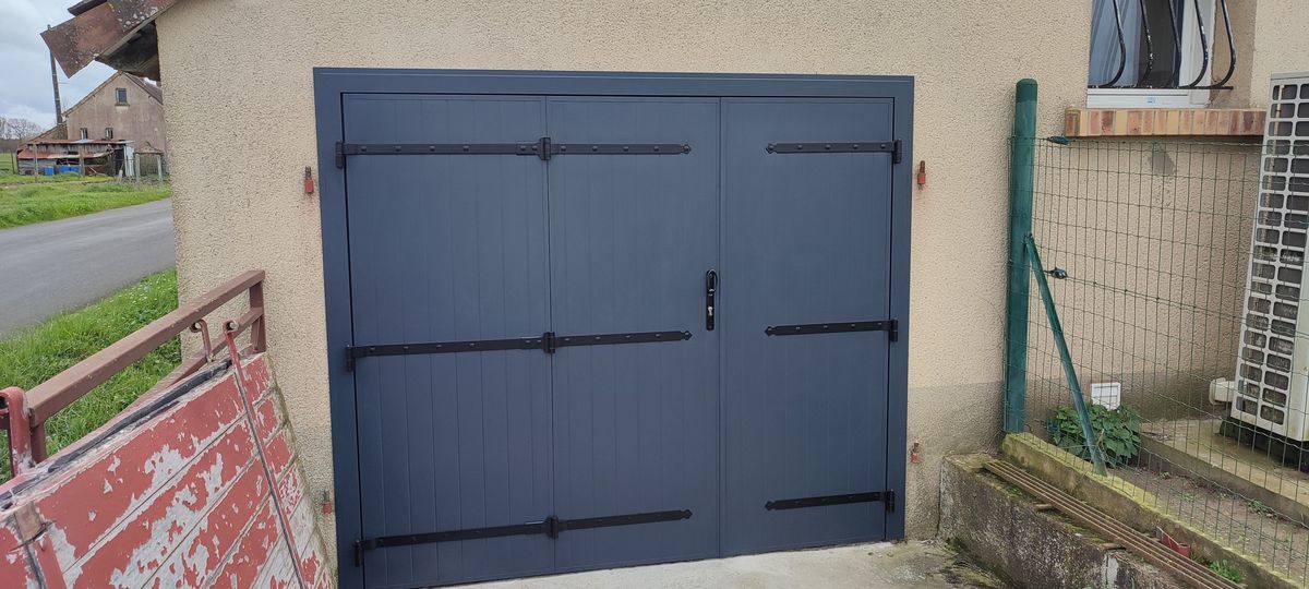 Porte garage battante aluminium gris anthracite pose 03