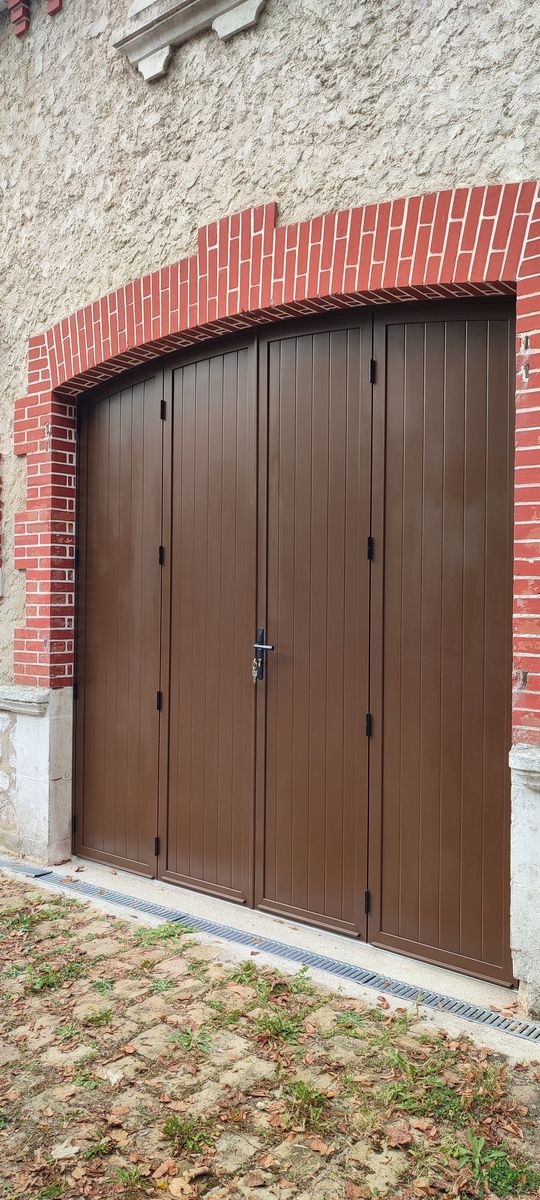 Porte garage battante aluminium marron arche briques pose 01