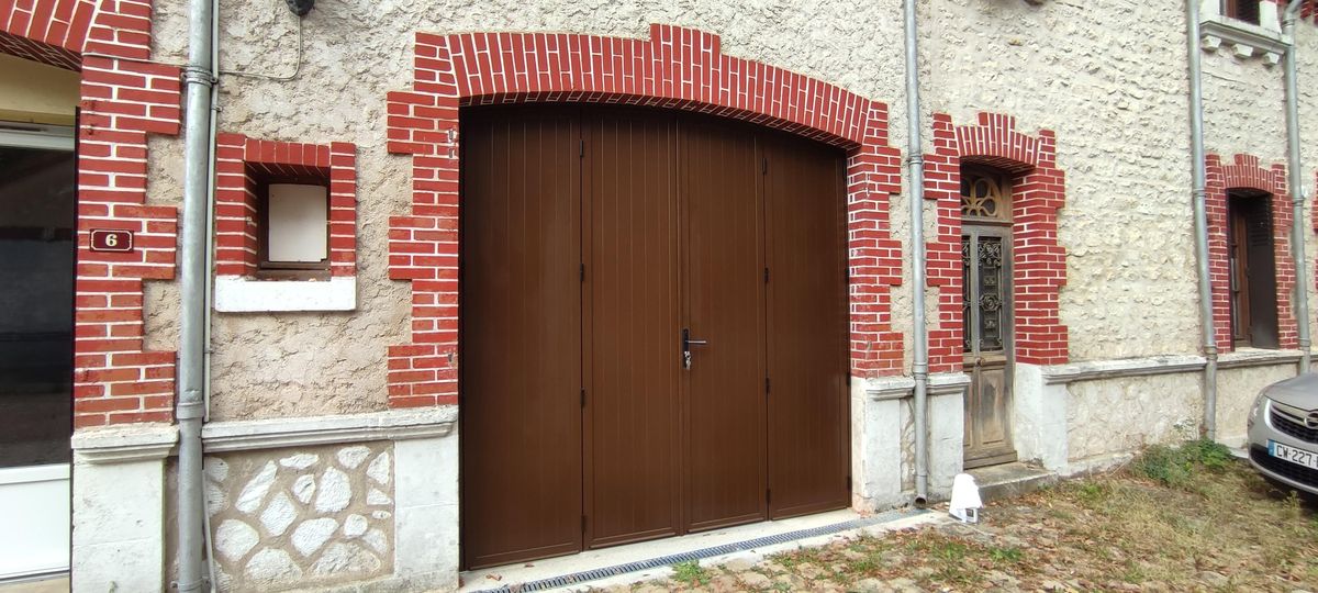 Porte garage battante aluminium marron arche briques pose 03