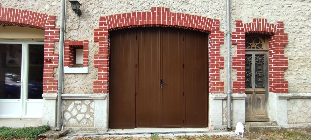 Porte garage battante aluminium marron arche briques pose 05