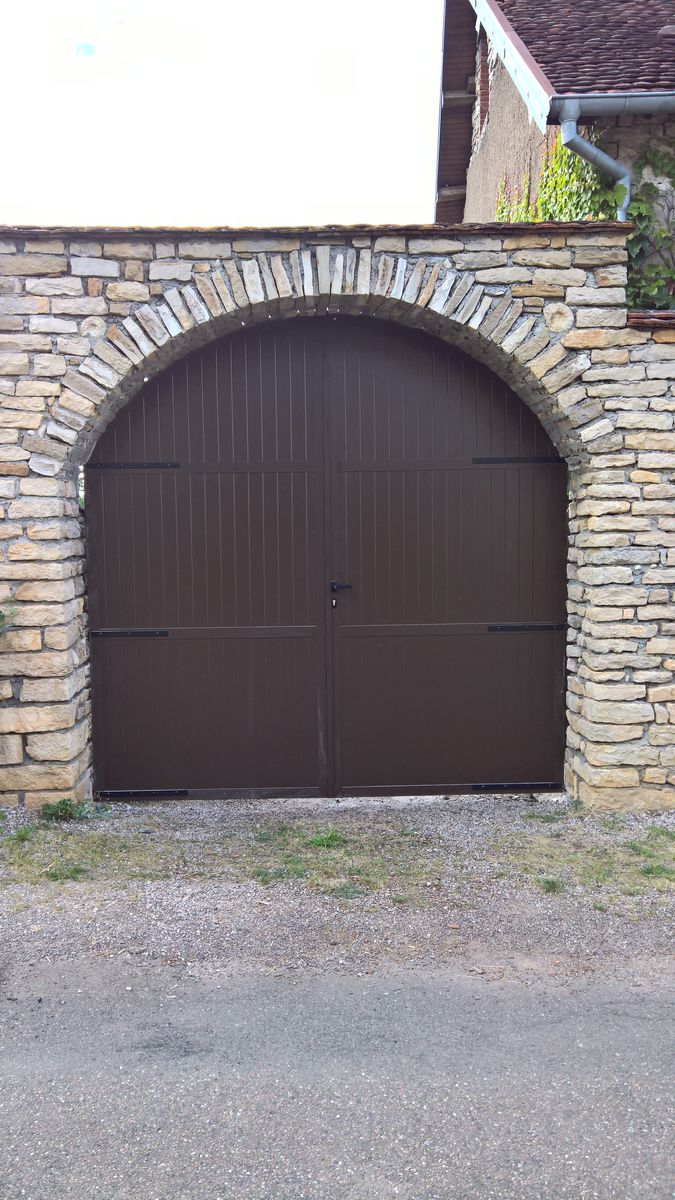Porte garage battante aluminium marron arche pierre pose