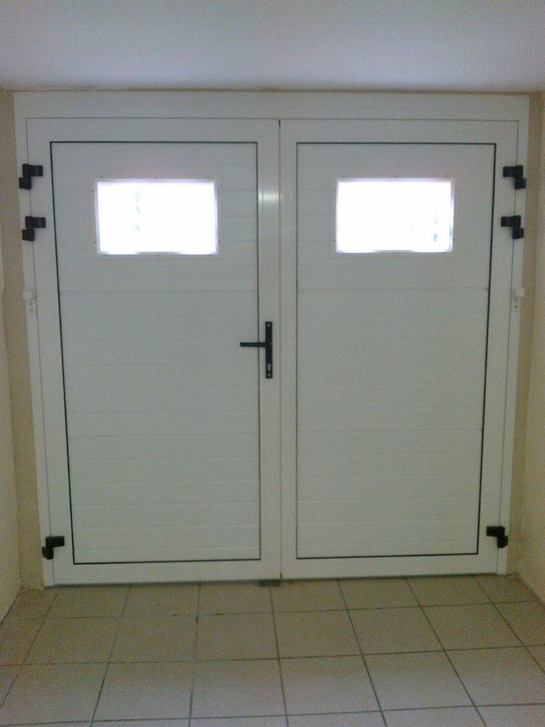 porte garage battante blanche 2 vantaux hublots pose Ile-de-France