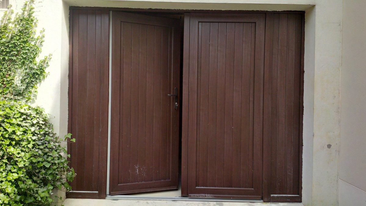 Porte garage battante bois marron pose renovation seine et marne